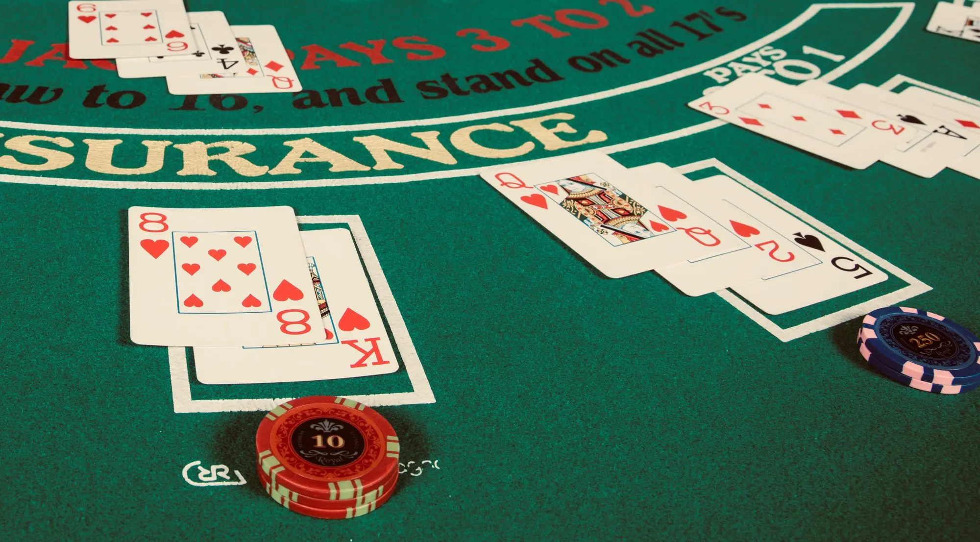 Cartes et jetons sur le tapis de Black Jack