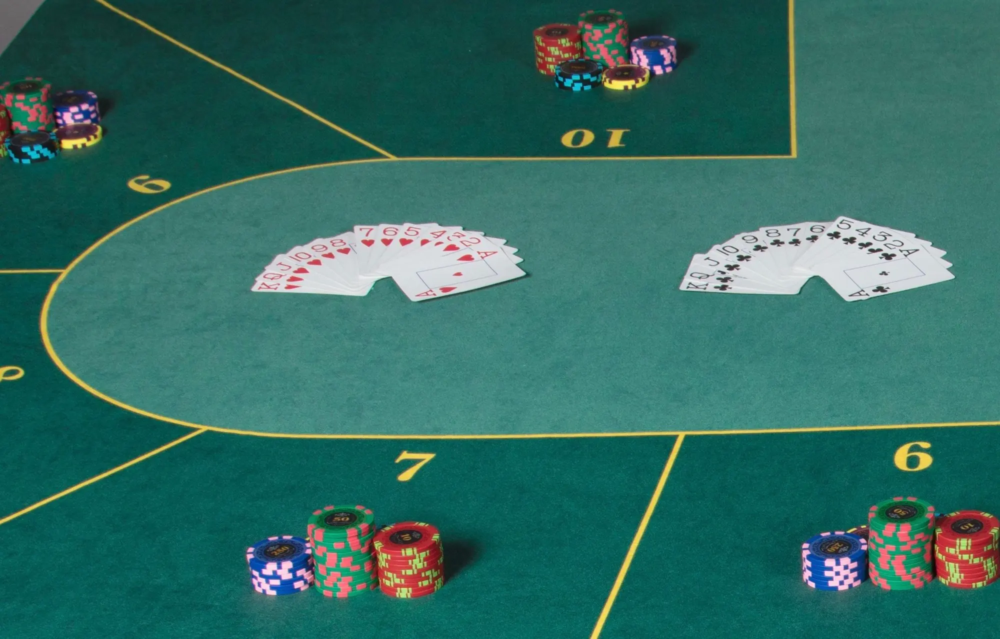 Cartes et jetons sur le tapis de Hold’em Poker du kit