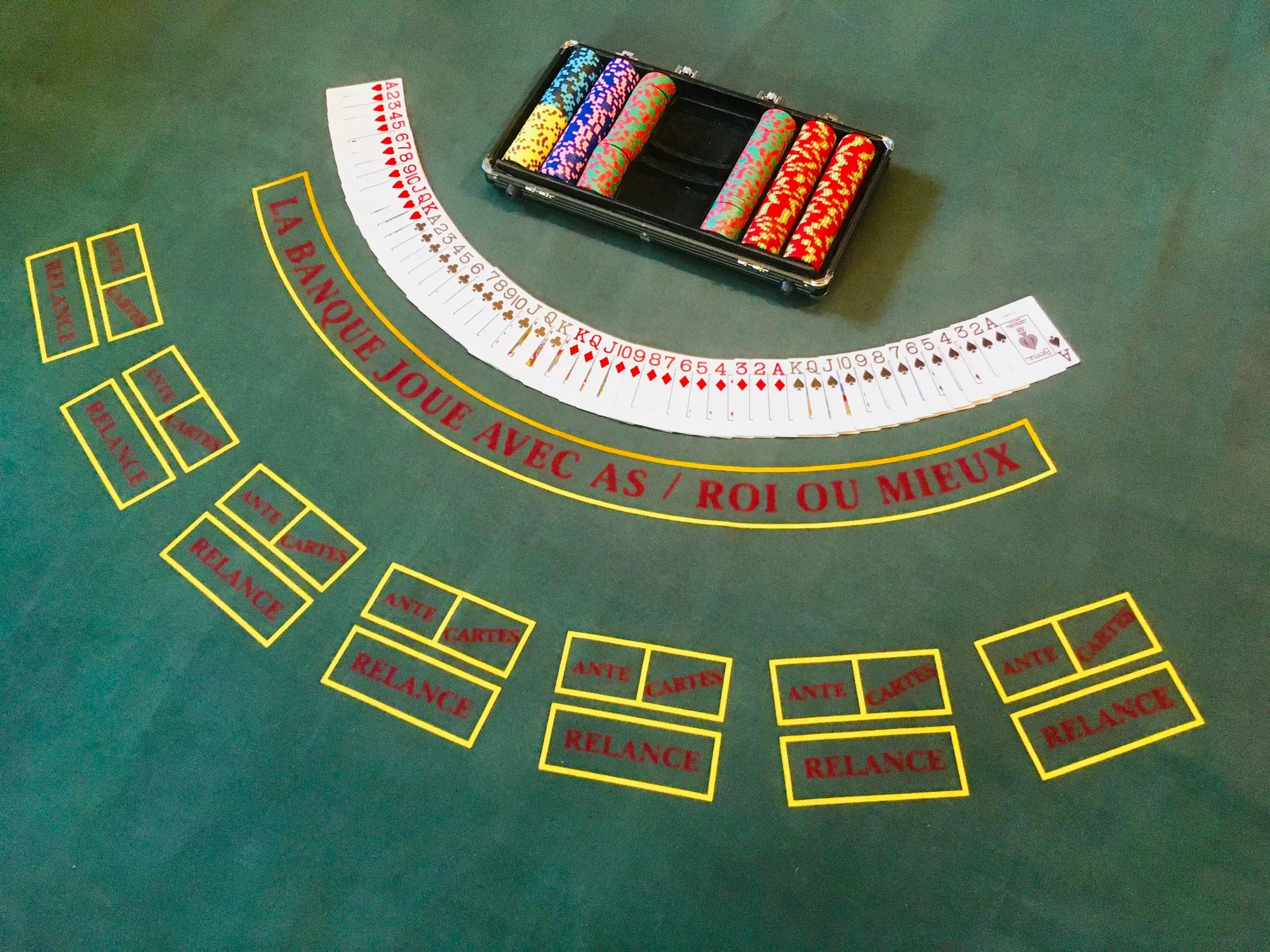 Le tapis de Stud Poker du kit, avec la mallette de jetons et les cartes